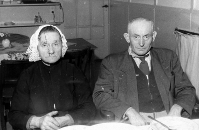 876822 Portret van een echtpaar afkomstig uit de provincie Zeeland, dat als evacuee opgevangen is in het opvanghuis ...